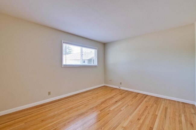 Building Photo - Beautiful Birdland Home on Quiet Cul-de-Sa...