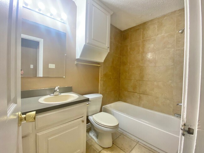 Building Photo - 3 bed 1.5 bath now available.