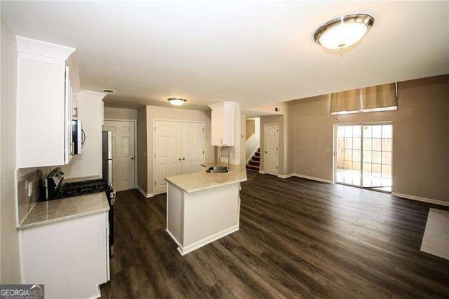 Building Photo - 121 Stoneforest Dr