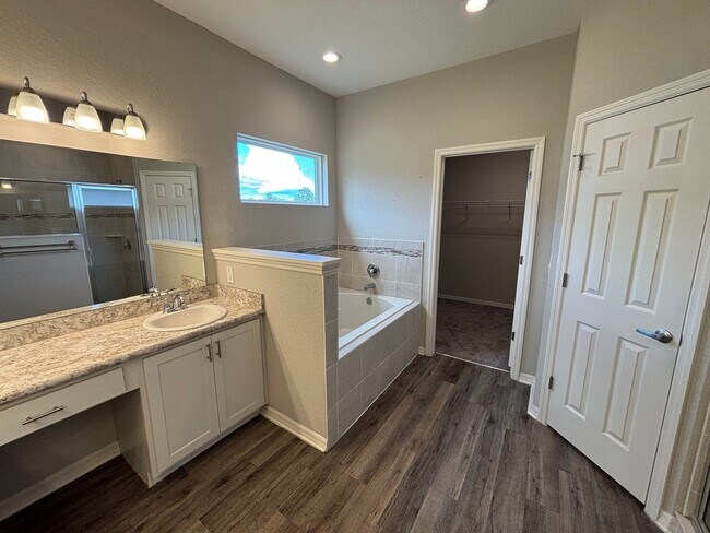 Building Photo - 4 bedroom / 3 bath in great neighborhood - WON'T LAST!