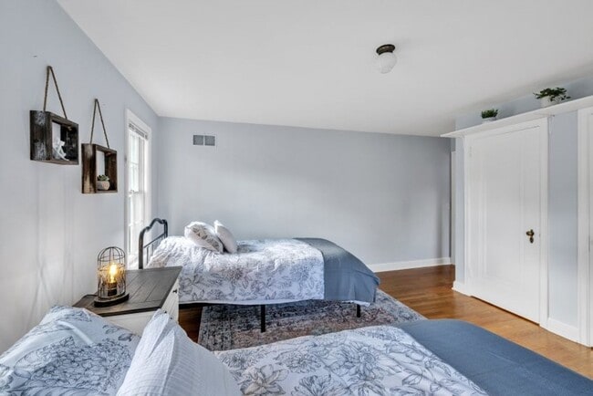 Building Photo - Charming 2 Bed 2 Bath House in the Heart o...