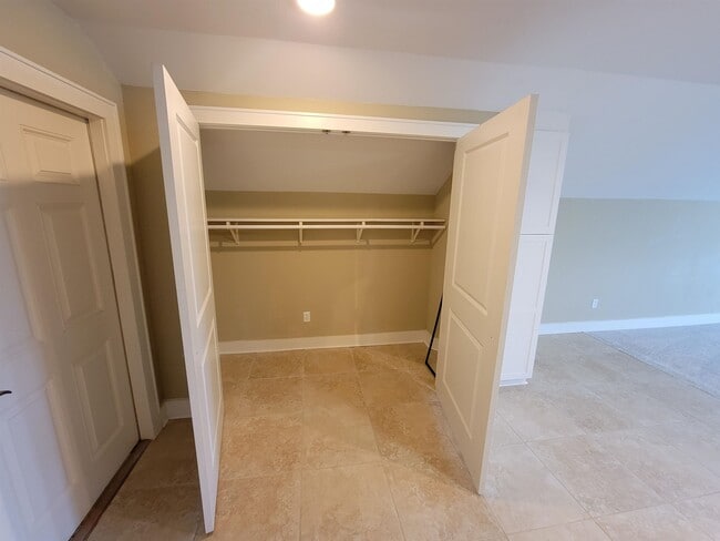 Building Photo - 3060 Dickinson Dr