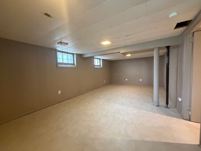 Building Photo - 13048 Cedar Rd