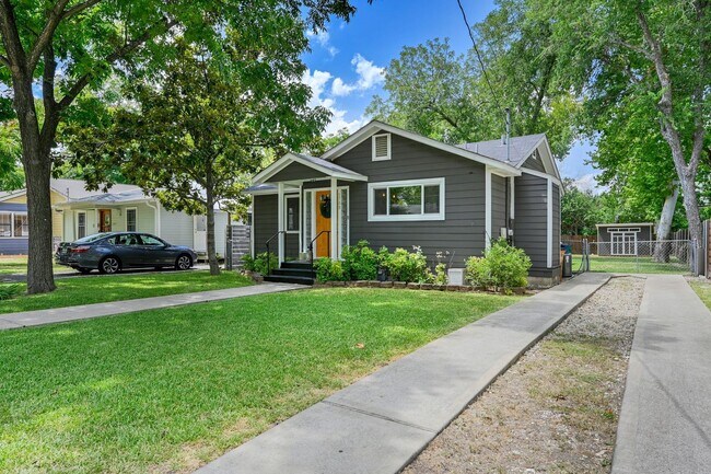 Building Photo - Unbelievable Brentwood Home + Separate Hom...