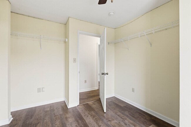 Building Photo - 554 Hand Ave