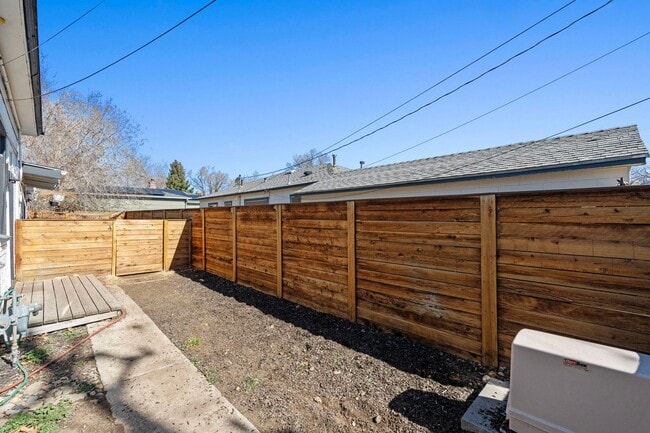 Building Photo - 903 W 7th St