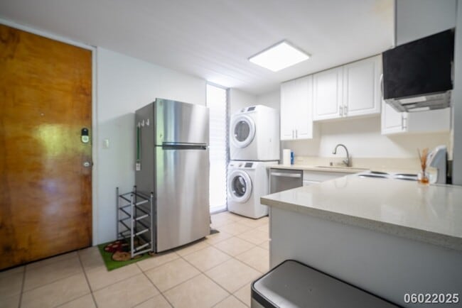 Building Photo - $2,500 /2 Bed /1 Bath / 2 PARKING In beaut...