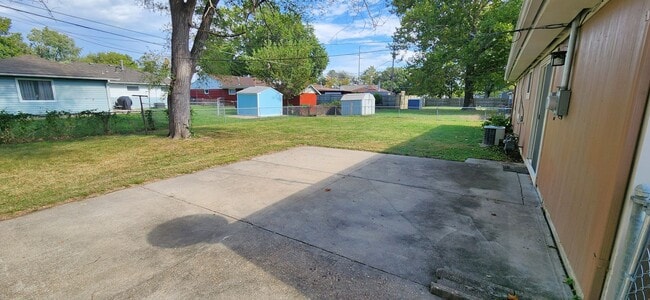 Building Photo - Great 3 bedroom 2 bath rancher at an amazi...