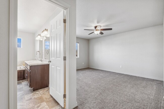 Building Photo - Adorable 3 bedroom. 2.5 bathTownhome in Columbia Falls