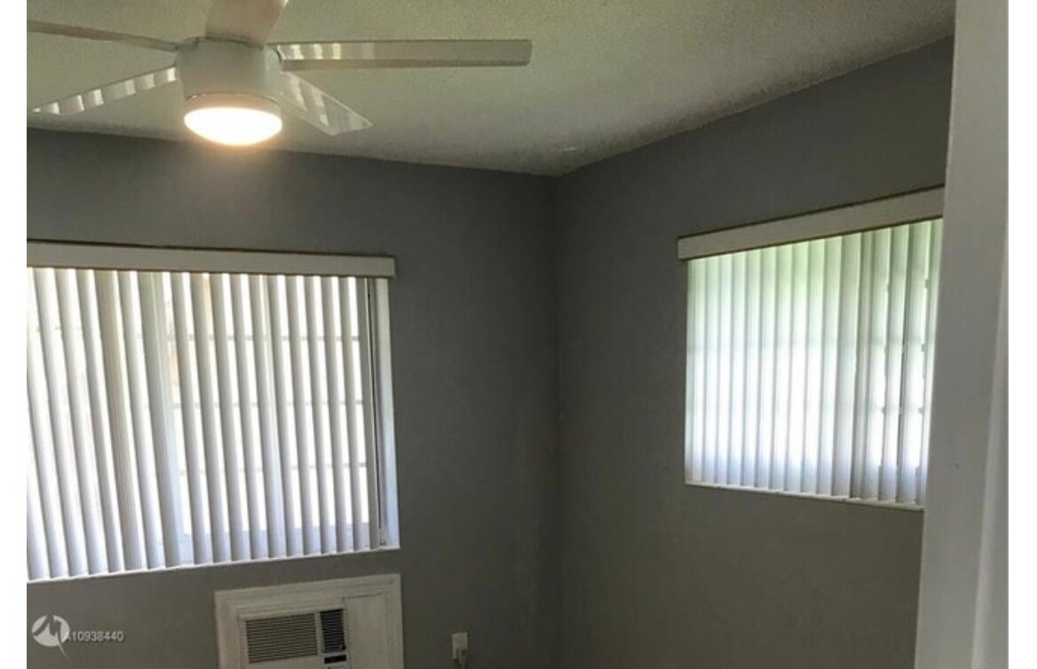 Ceiling fan in living room with light - 3049 NE 20th Ter