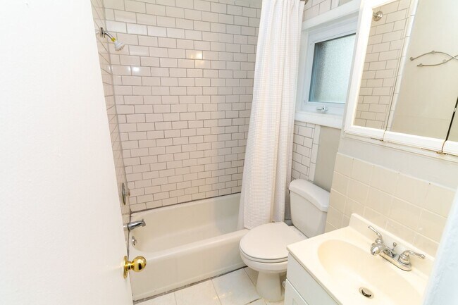 Building Photo - Charming 2 Bedroom 1 bath Row near Rittenh...
