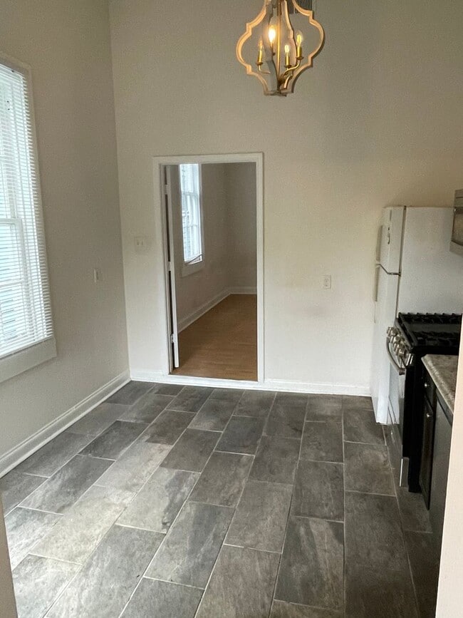 Building Photo - 2BD/1BA Shotgun in MidCity, with Backyard!