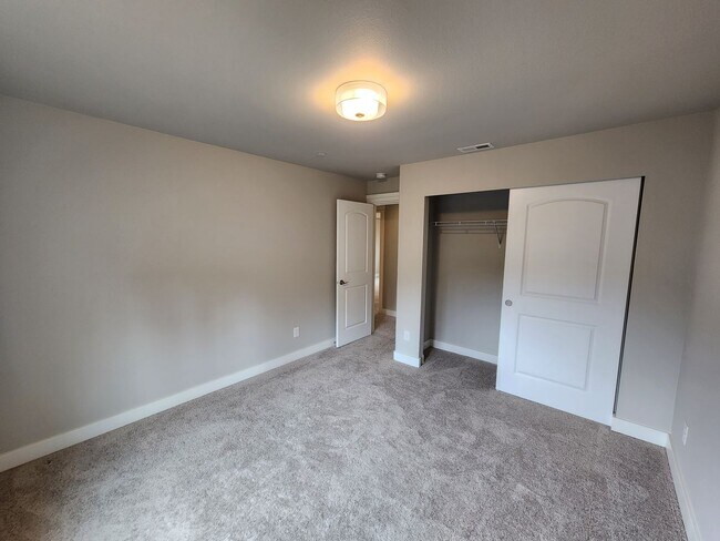 Building Photo - Large Spacious 4 Bed Home