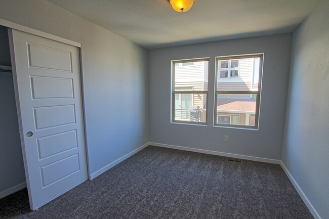 Building Photo - 5 bed 3.5 bath home in the Meadows