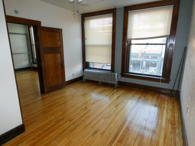 Building Photo - 15 E Main St