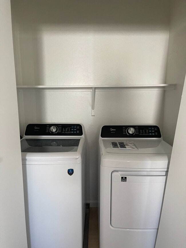 Building Photo - Clean Townhome in Great Location