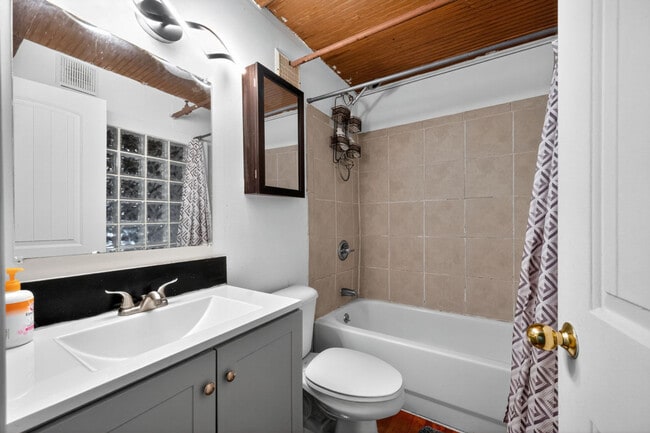 Building Photo - 226 Mt Elliott St