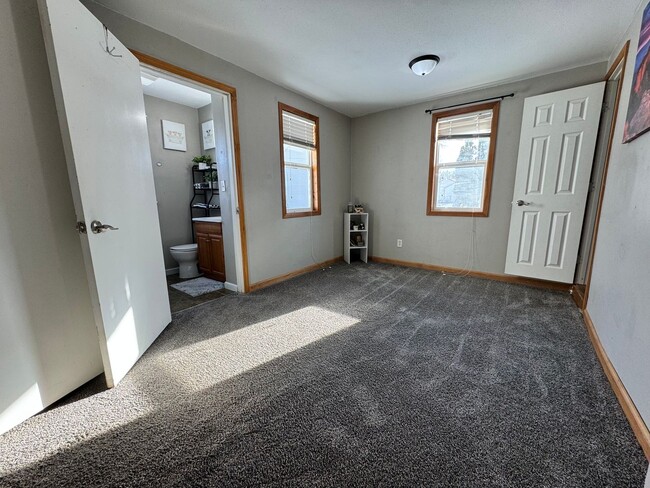 Building Photo - 2 bed, 1 bath home for rent in Waterloo