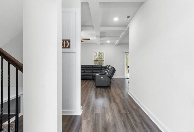 Building Photo - Pet Friendly Three Bedroom!