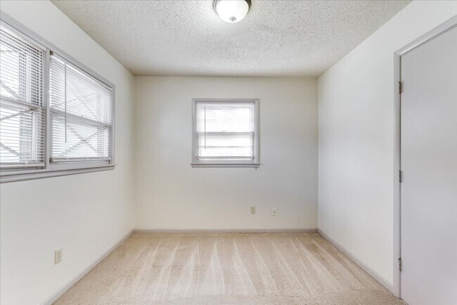 Building Photo - Three Bedroom Home in Derby!