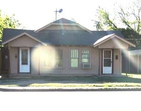 Building Photo - Freshly renovated and conveniently located!