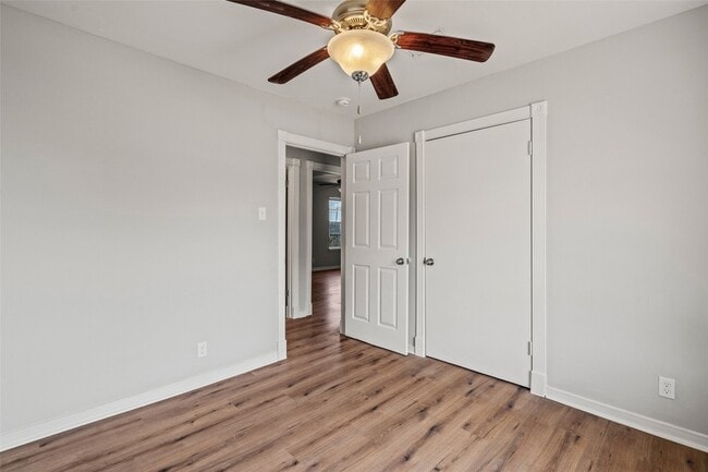 Building Photo - 810 S Western Hls Dr