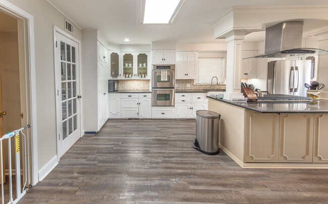 Building Photo - Stunning 4 Bed 3 Bath with a Pool!