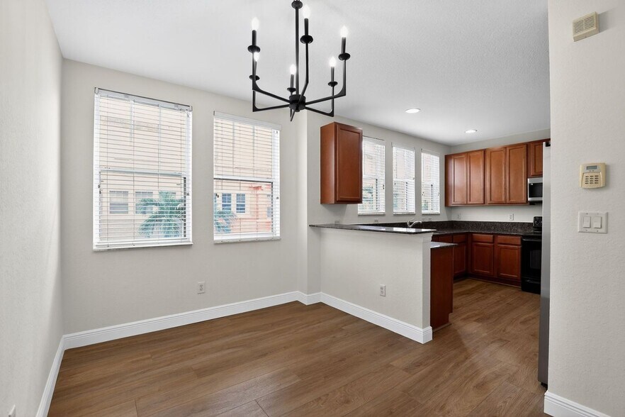 Building Photo - 645 Amador Ln