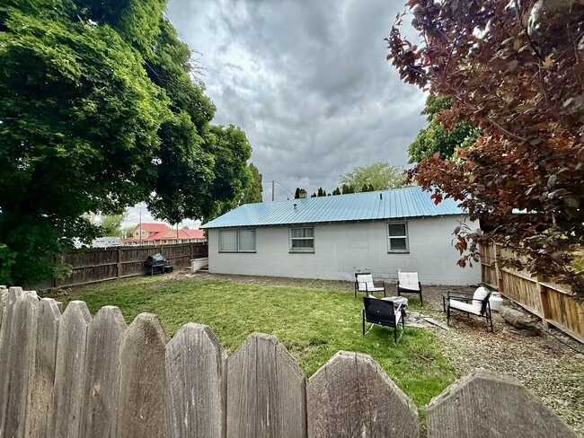 Primary Photo - 10305 W 1st St