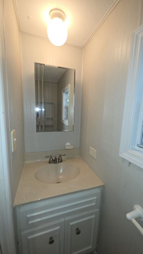 Building Photo - Quaint 3 Bedroom, one and a half bath home close to downtown St Augustine off SR 16