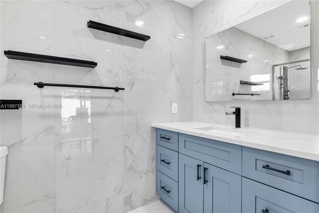 Building Photo - 702 NW Orchid St