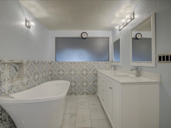 Building Photo - 4 Bedrooms, 3 Bathrooms