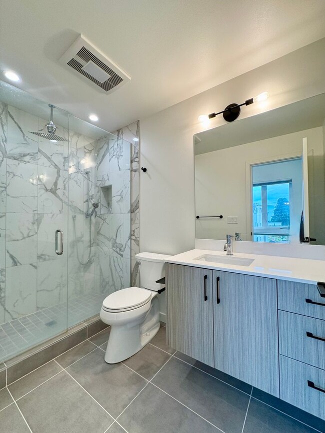 Building Photo - Ballard Townhome