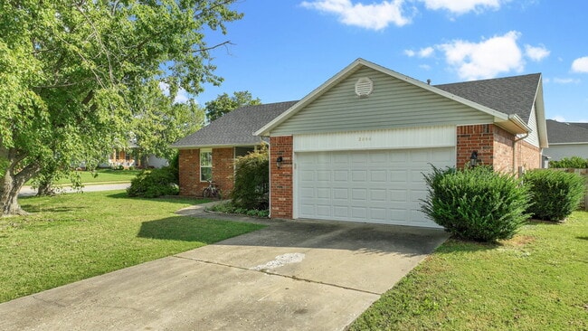 Building Photo - "Homey 3-Bedroom Retreat with 2 Full Baths...