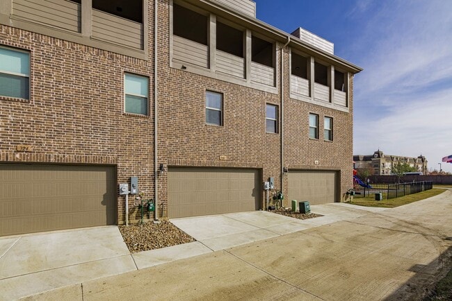 Building Photo - 326 Shasta Dr