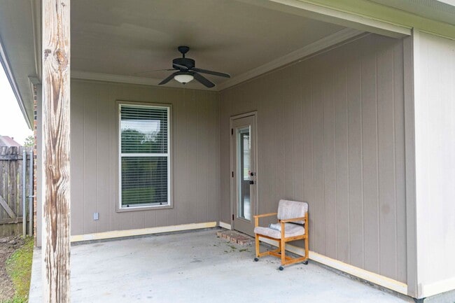 Building Photo - 3 bedroom 2 bath for rent