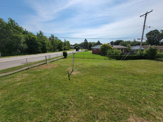 Building Photo - 3 bed, 1 bath, Close to South Bend Airport