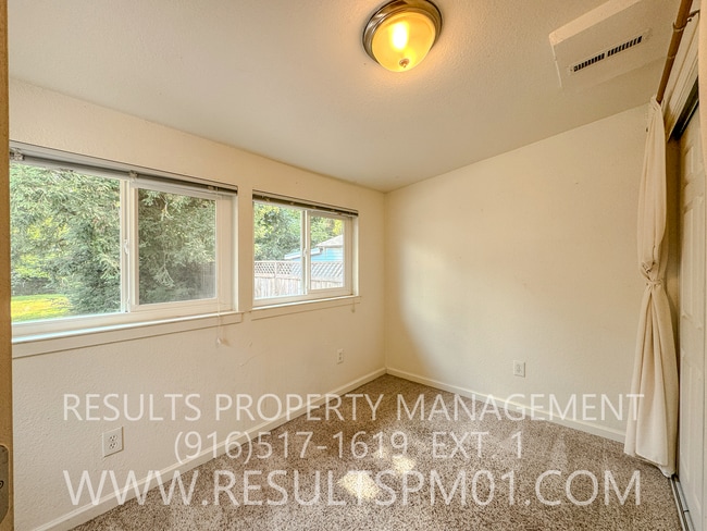 Building Photo - Adorable 2 Bedroom Charmer