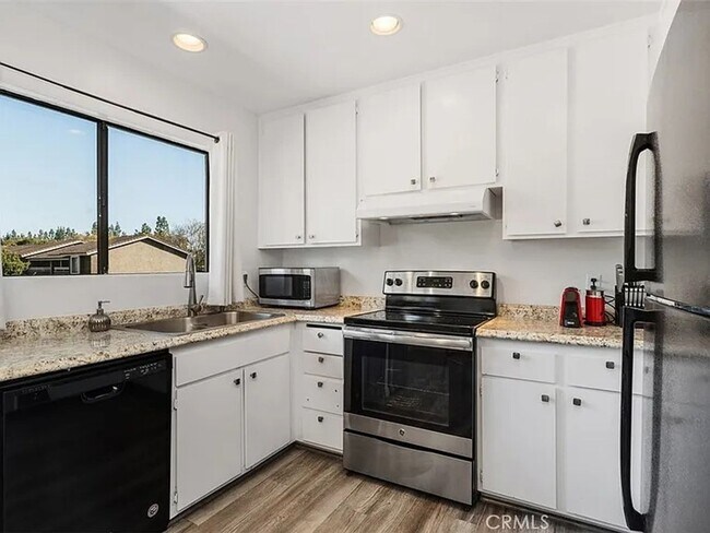 Building Photo - Move-In Ready 2BR | Fresh Paint | Unfurnished & Ready for Your Style