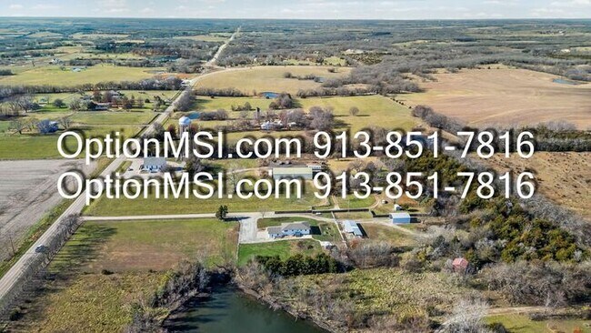 Building Photo - Country Charm Just Minutes From Lawrence!