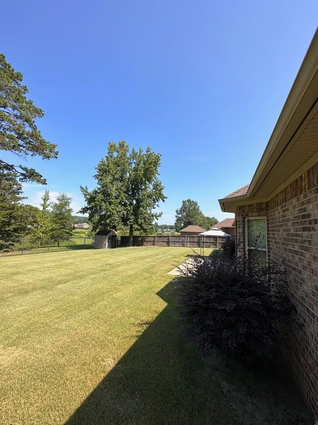 Building Photo - 1010 S Vancouver Ave