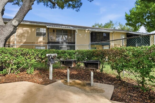 Building Photo - 3821 N Oak Dr