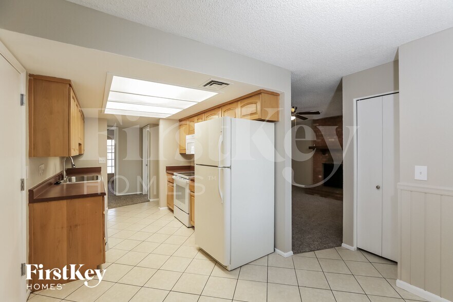 Building Photo - 1170 W Nopal Pl