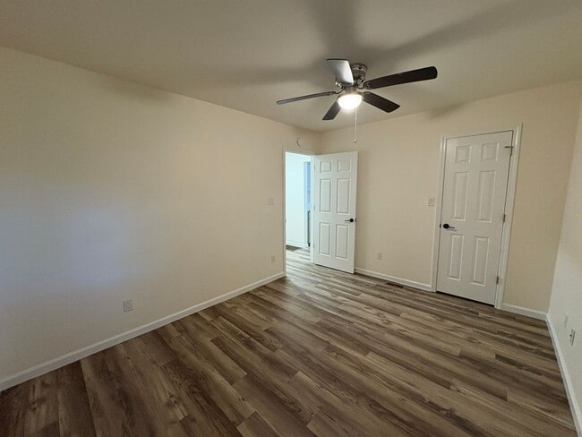 Building Photo - Affordable and Adorable Duplex in Enderly ...