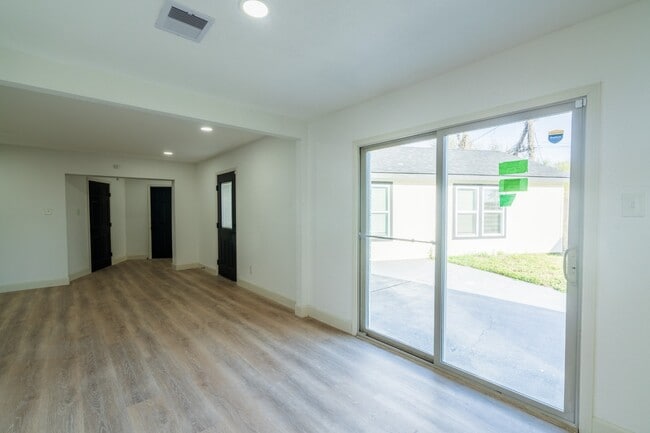Building Photo - 1402 Bayou Shore Dr