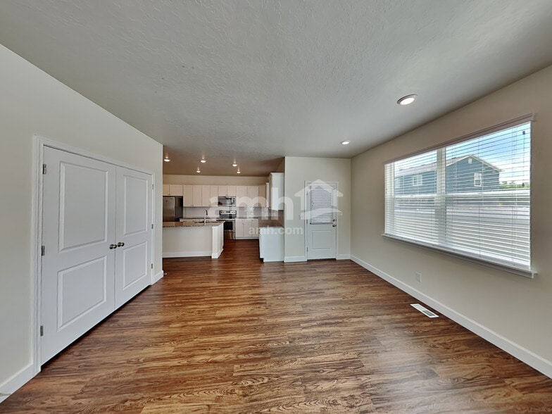 Building Photo - 983 W 850 S