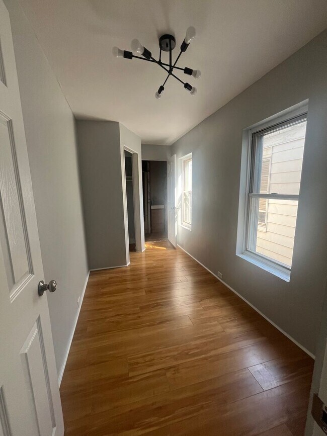 Building Photo - 3 Bedroom 1 bath house