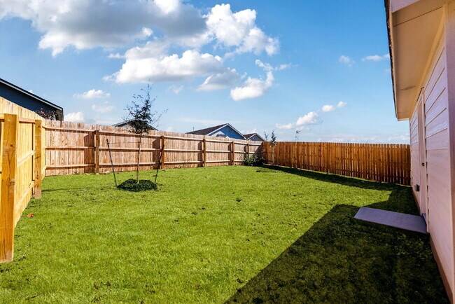 Building Photo - 1 MONTH FREE RENT WITH 18 - 24 MONTH LEASE!!! AVAILABLE THROUGH MAY ONLY! INTERNET INCLUDED!