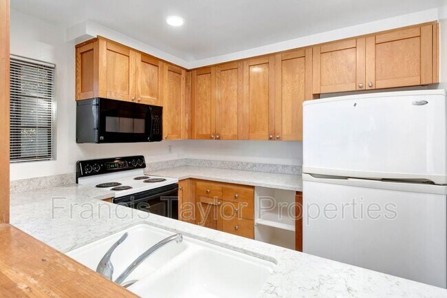 Building Photo - 8840 Villa La Jolla Dr