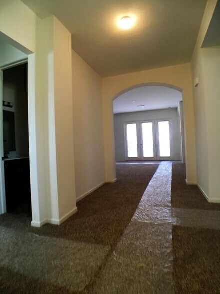 Corridor - 5924 Bluestone Way